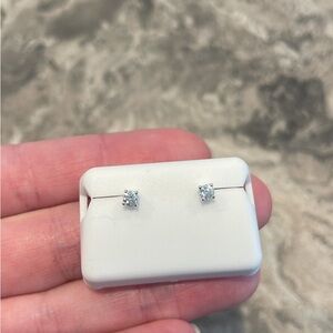 New .925 moissanite Stud Earrings